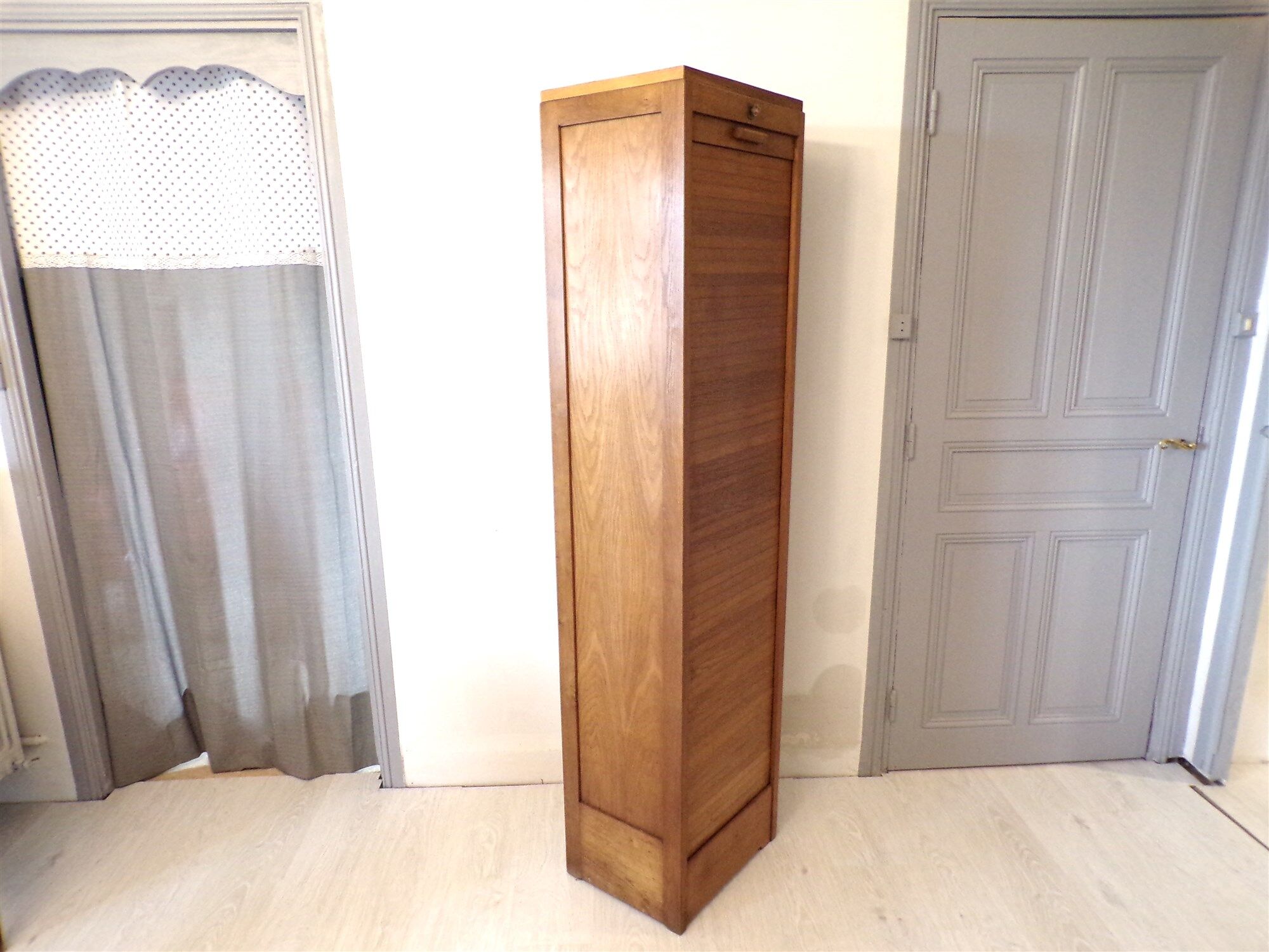 Vertical binder with curtain