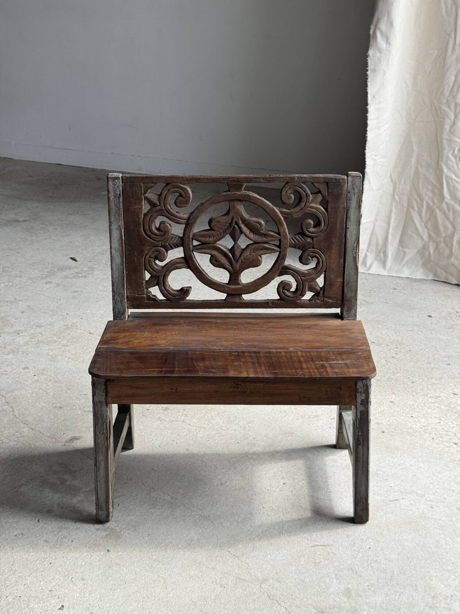 Mini banc à dossier sculpté à motif de rosace et volutes H59 L51