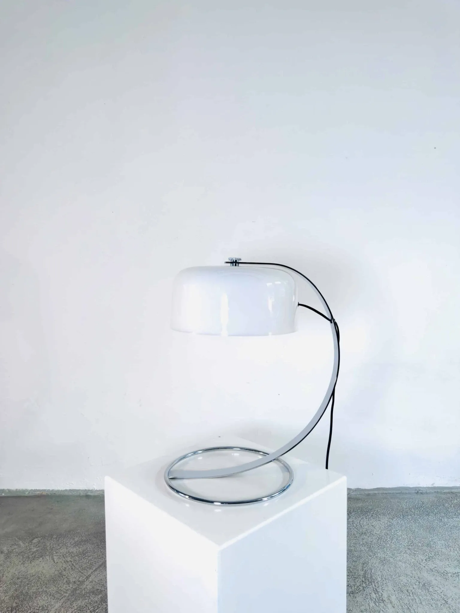 Lampe de table D-2125 Tropic par Raak Amsterdam, Pays-Bas, années 1970.