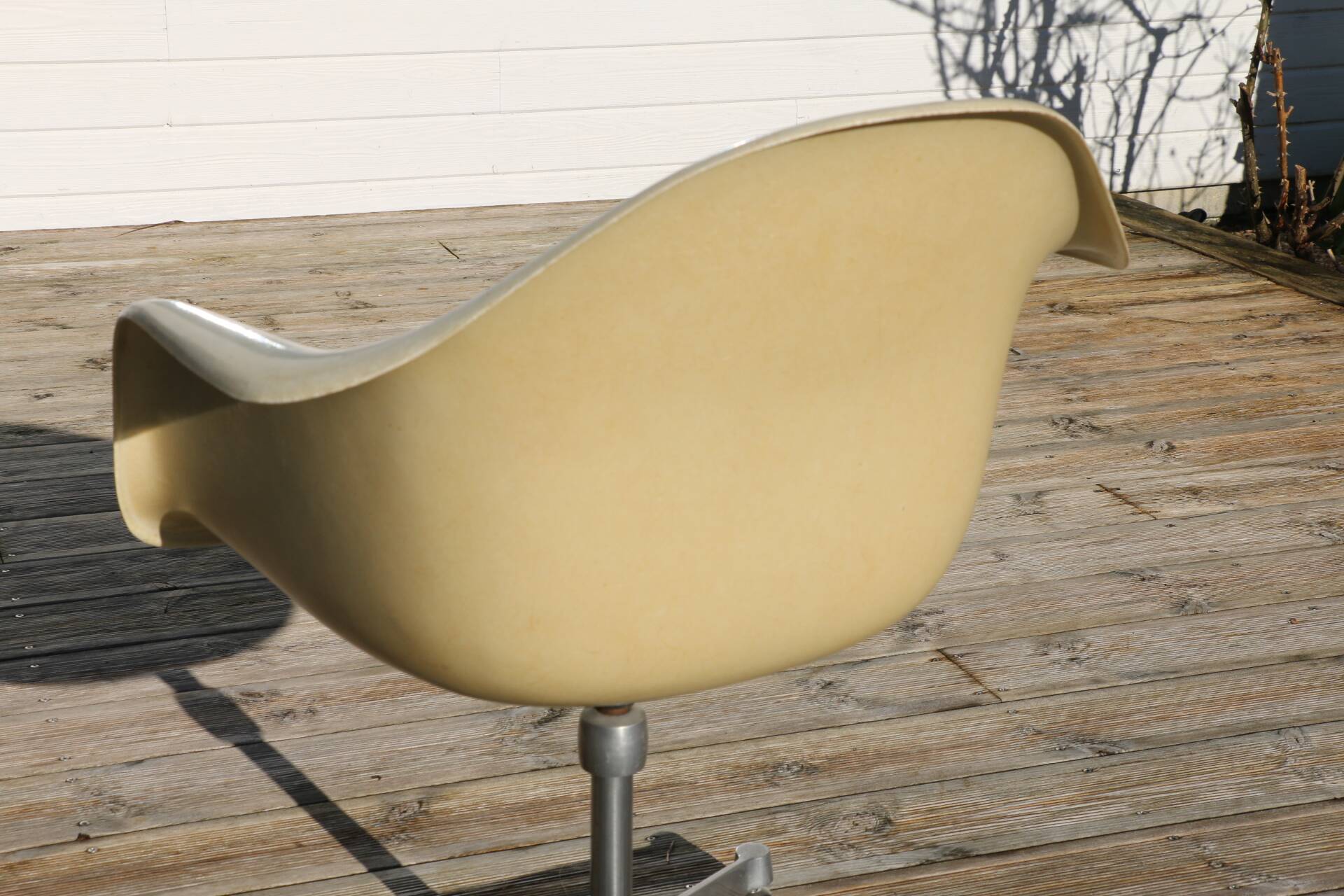 Herman Miller EAMES white shell armchair