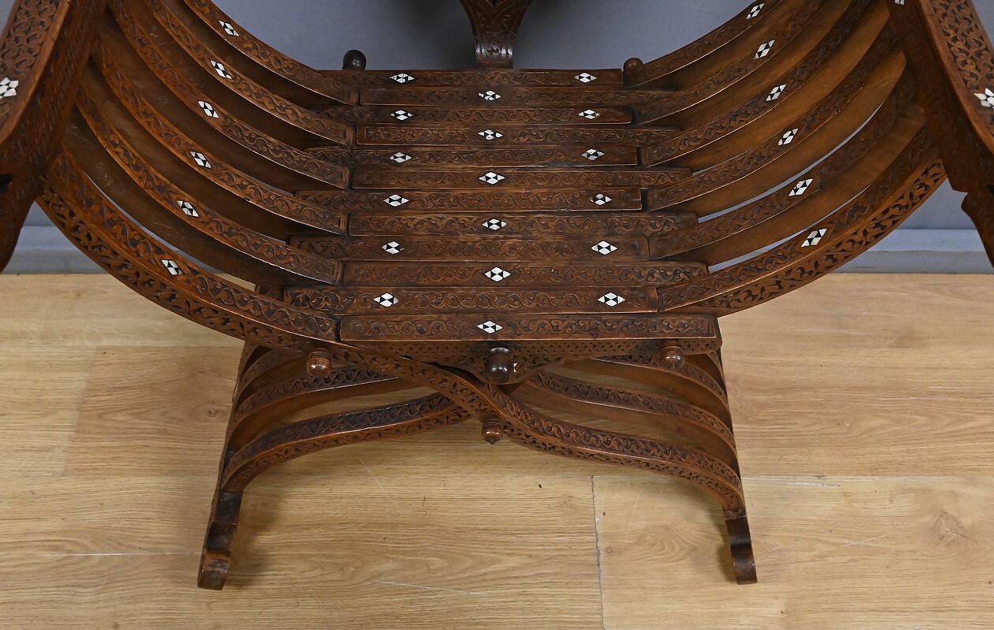 Fauteuil syrien en noyer – fin XIXe