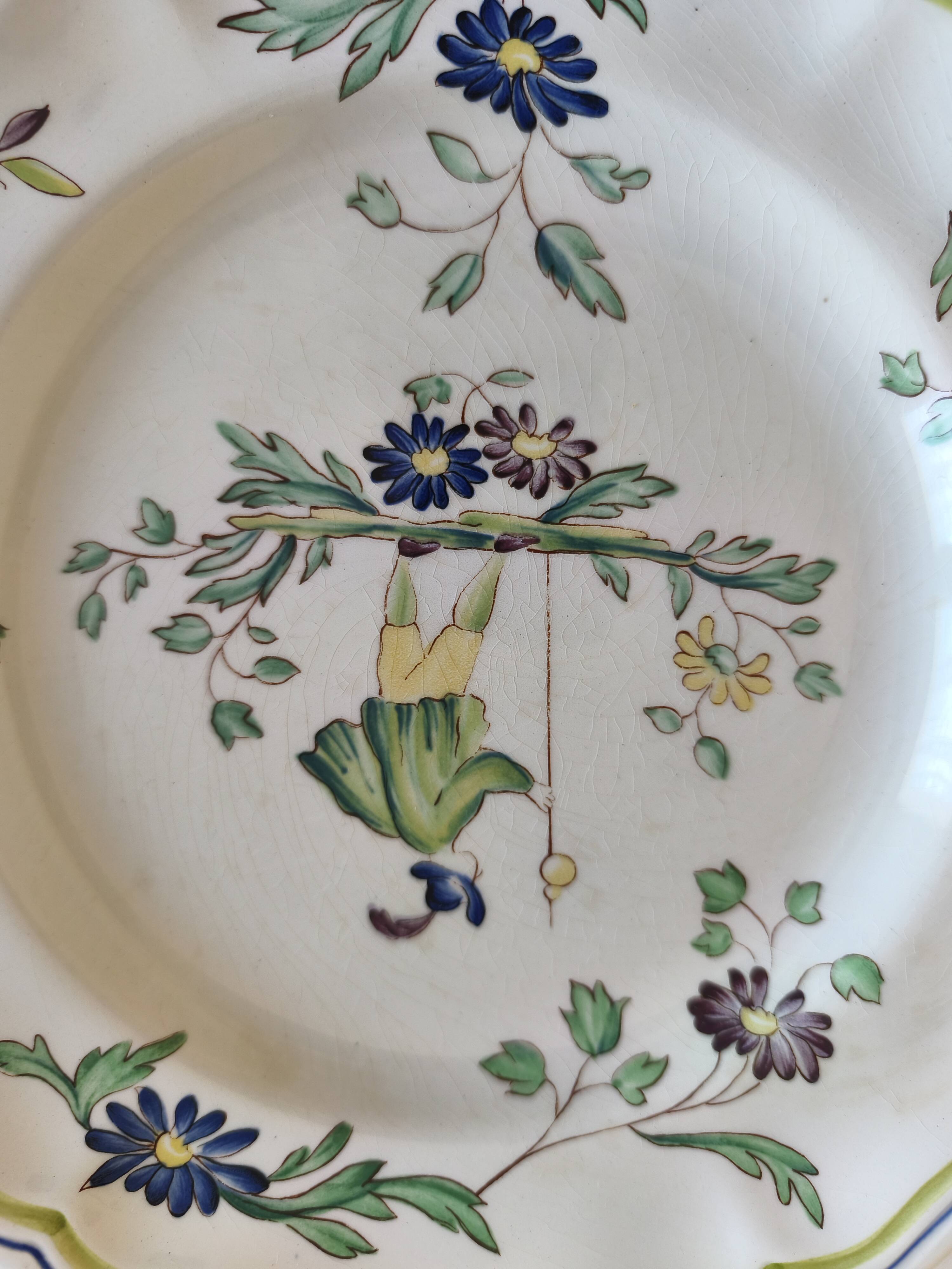 Lonchamp plate with pilgrim decoration