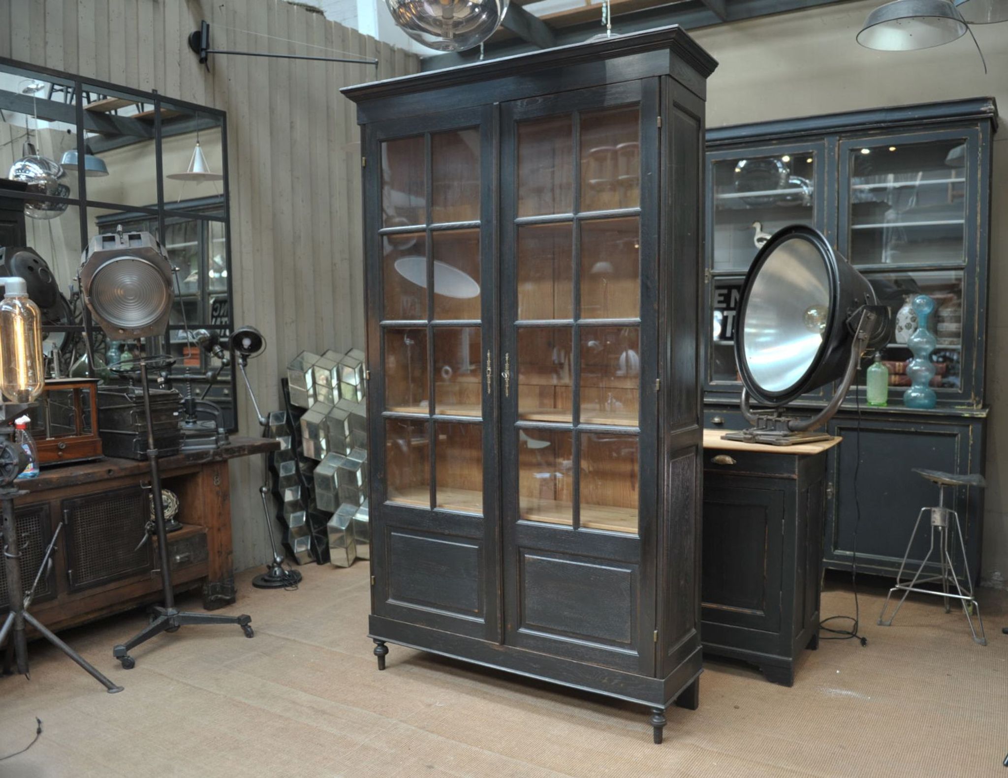 Vitrine bibliothèque en chêne massif et sapin 1920 patinée noir