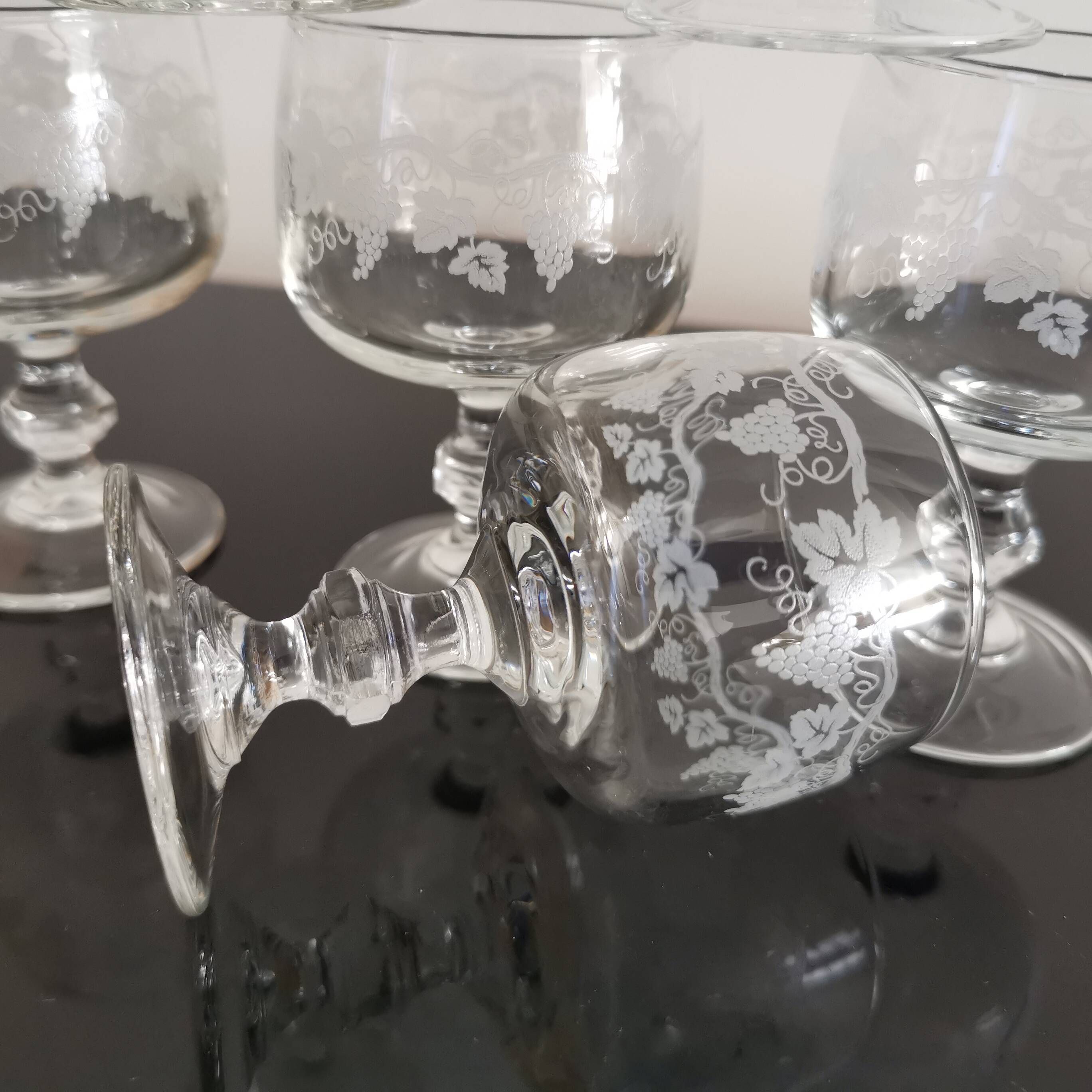 Set of 7 port glasses on crystal legs decorated with grapes and vine branches Luminarc