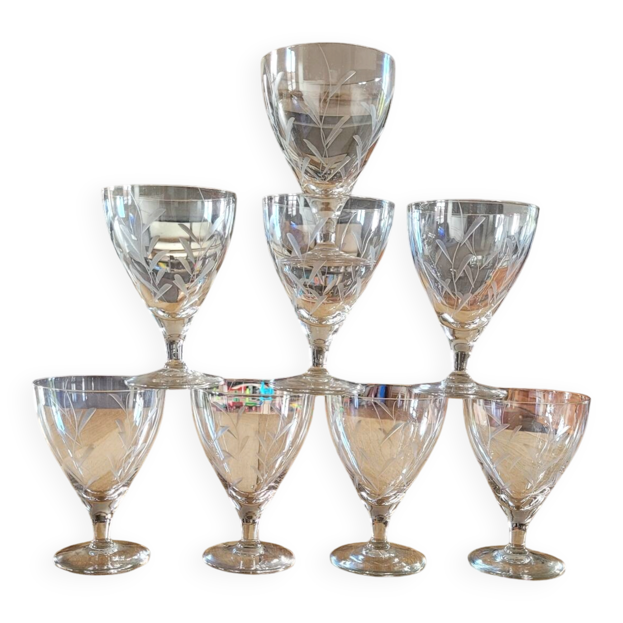 8 verres à pied anciens en verre gravé