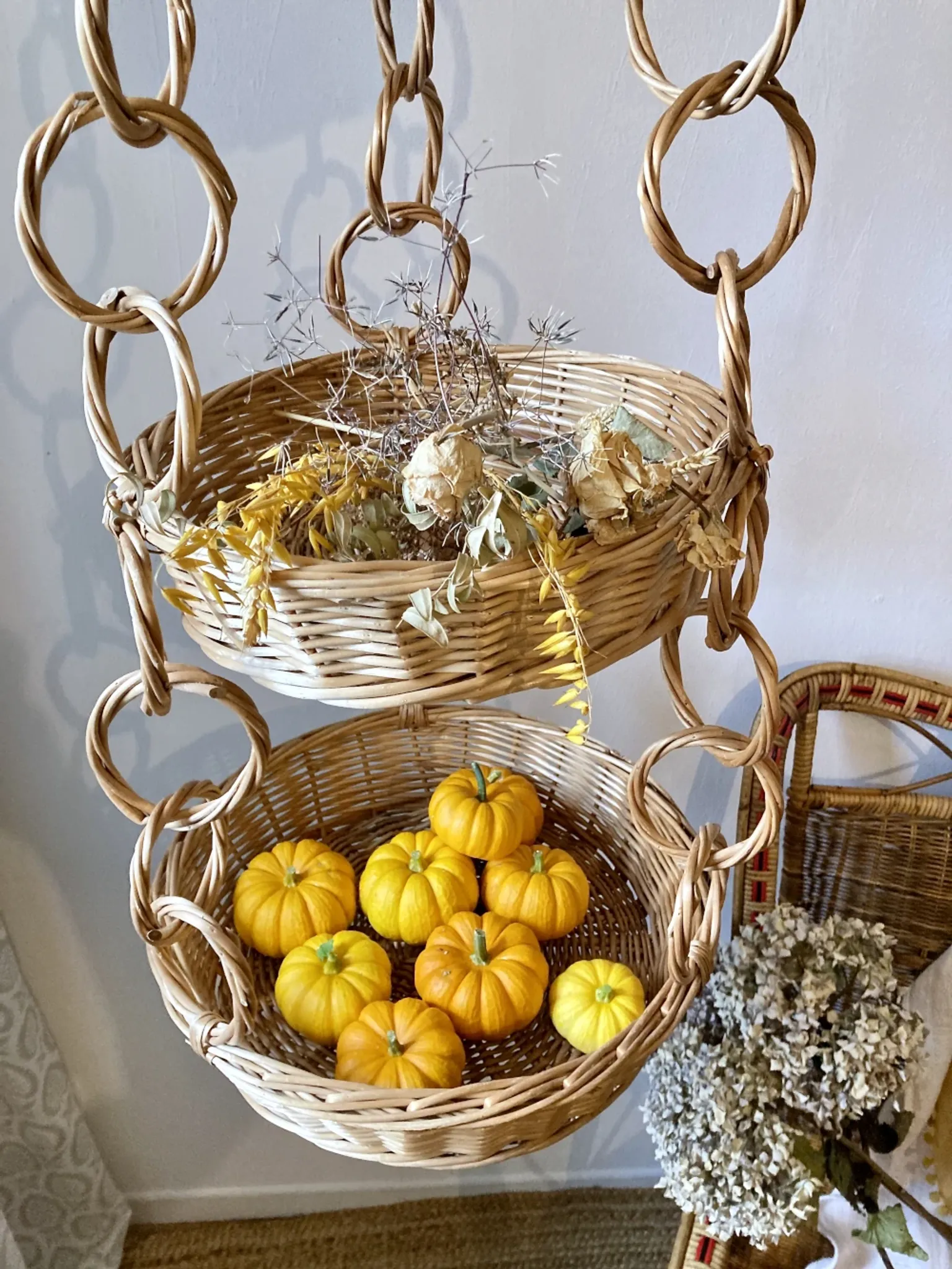Large wicker suspension with three baskets, twisted ring chain.