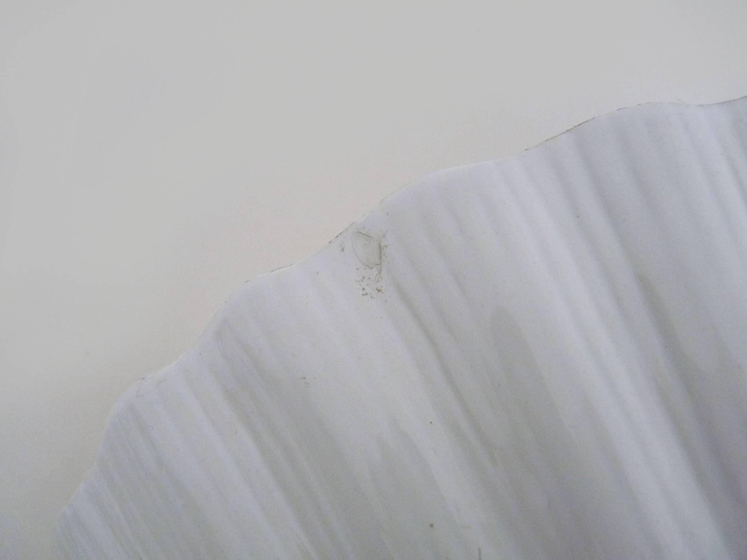 Pair of shell wall lights, in white ceramic. 80s 90s