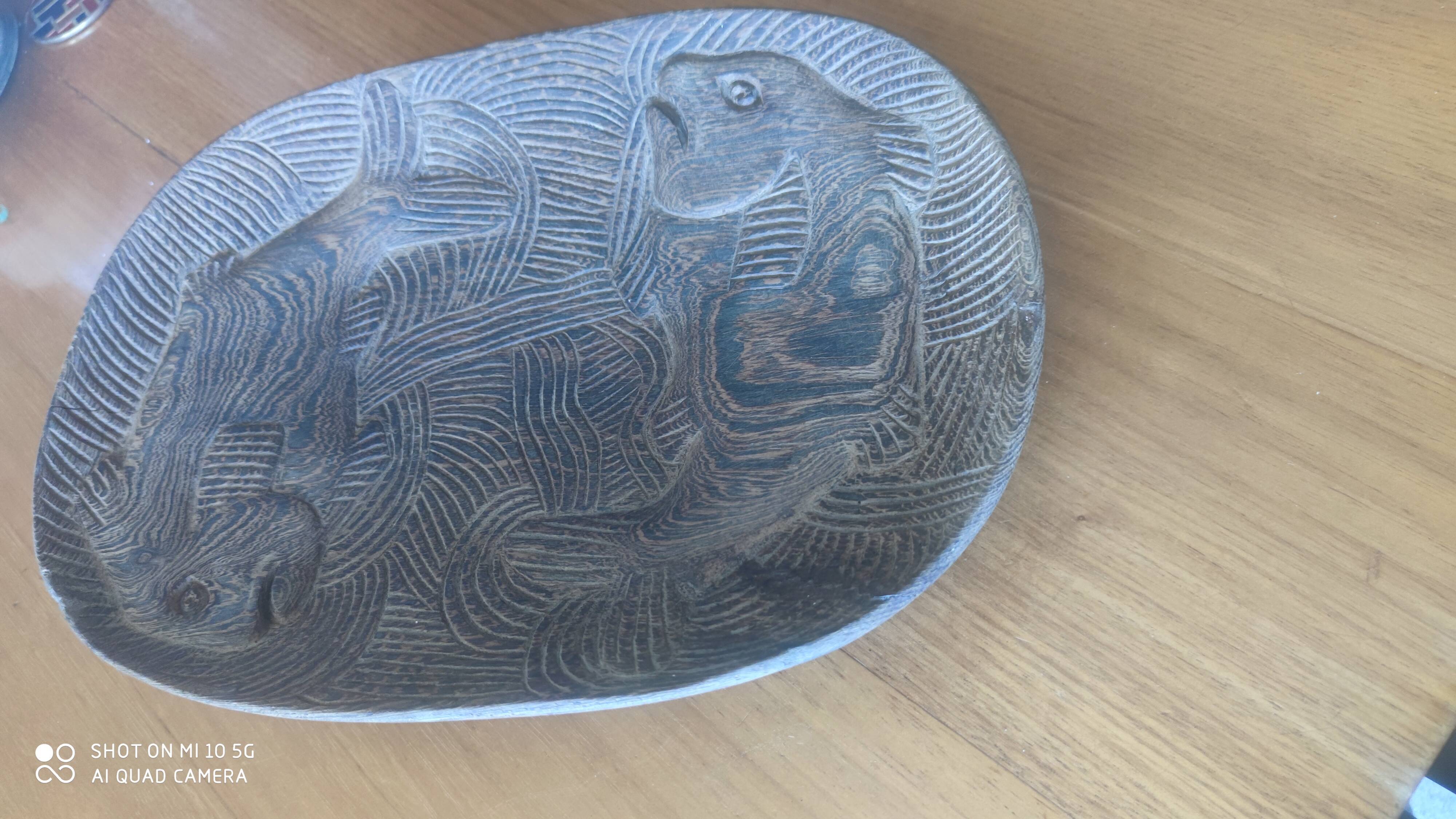 Wenge carved single-piece platter with fish decoration