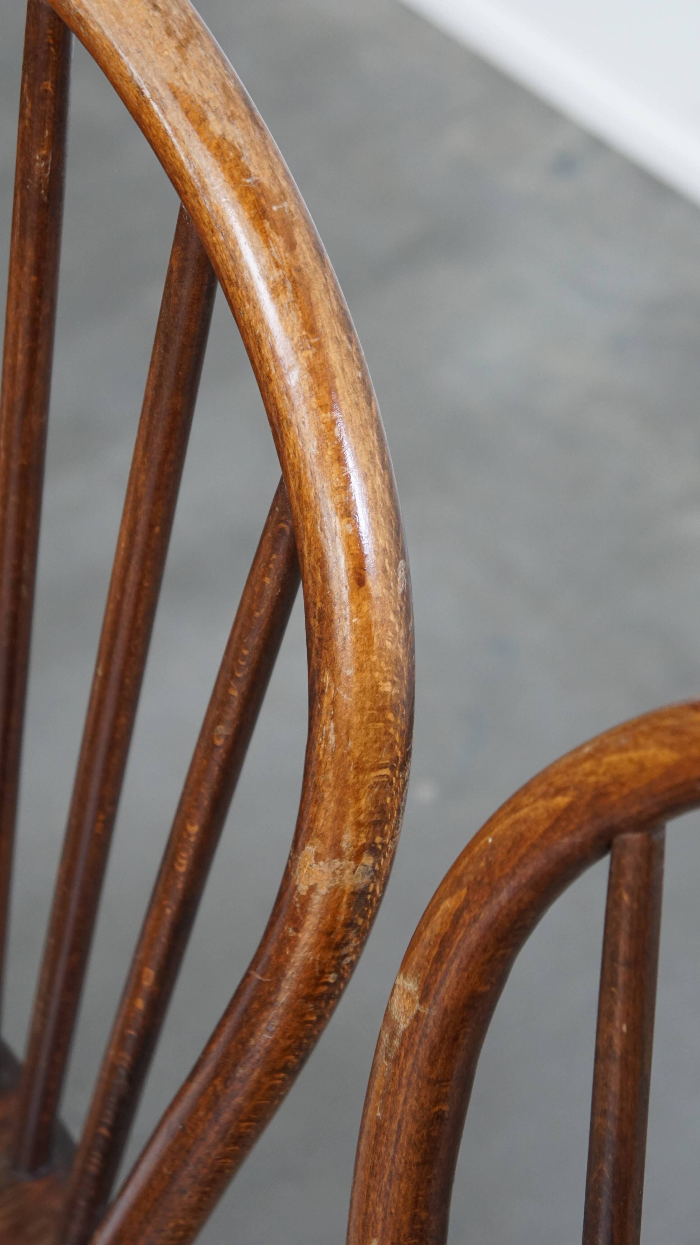 Ensemble de 8 chaises Windsor vintage en bois à dossier fuseau des années 1970