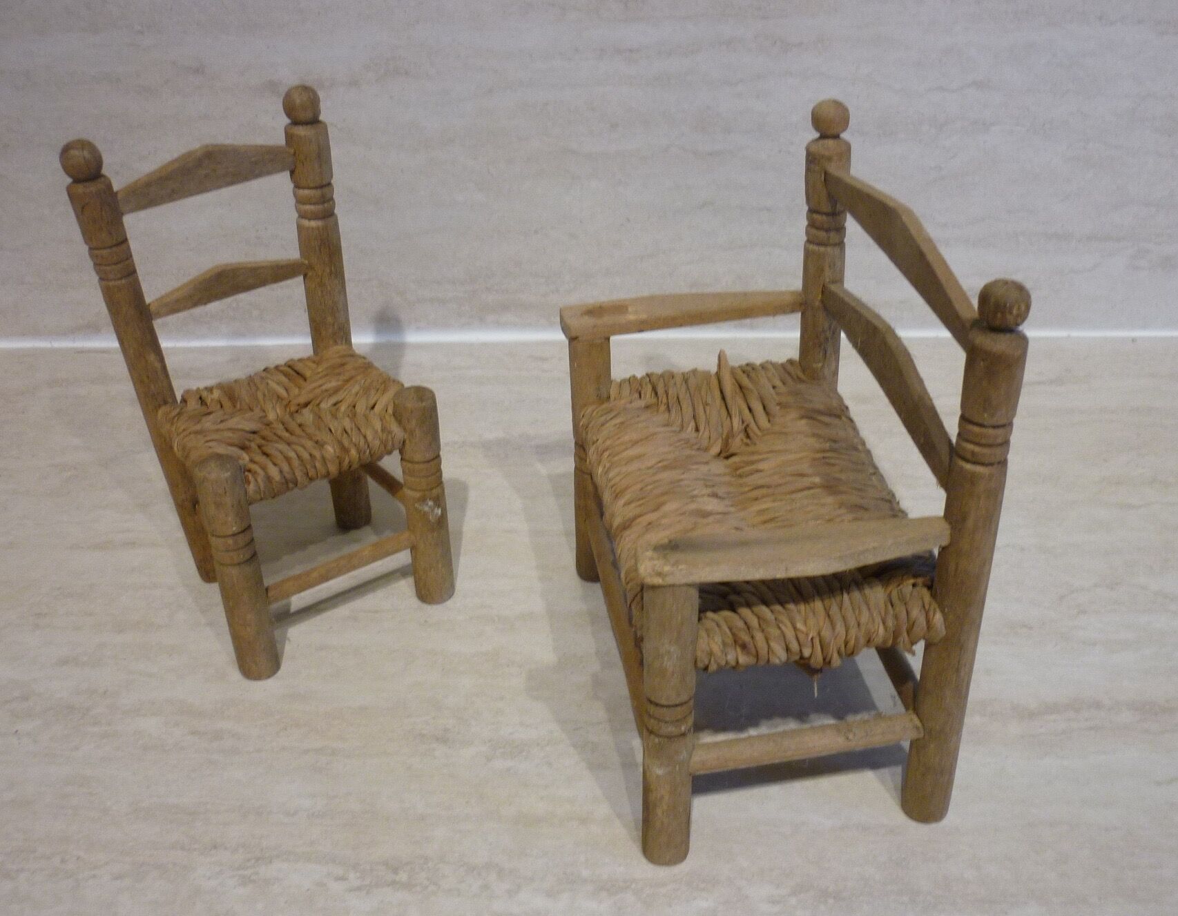 Bench and armchair in wood and straw for doll