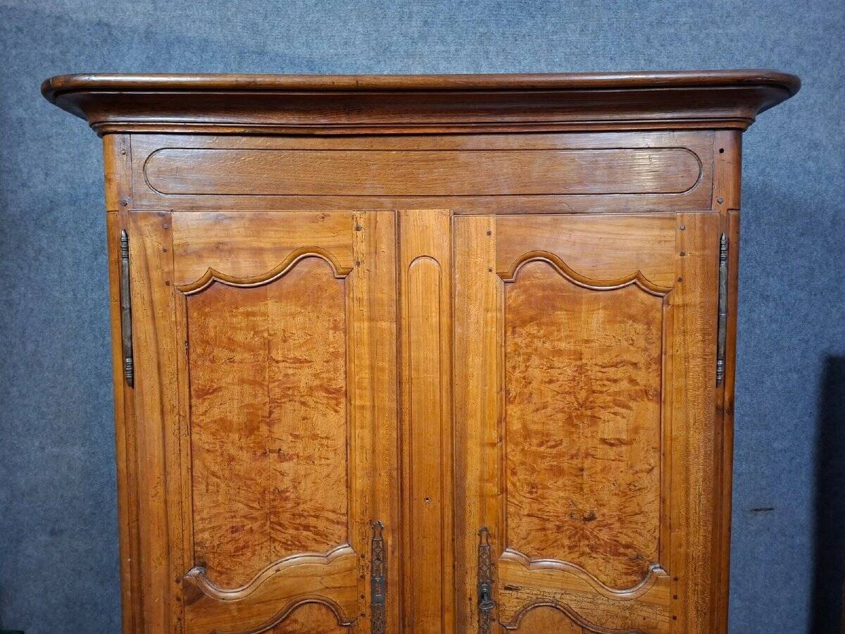 Louis XV wardrobe in solid walnut, 18th century.