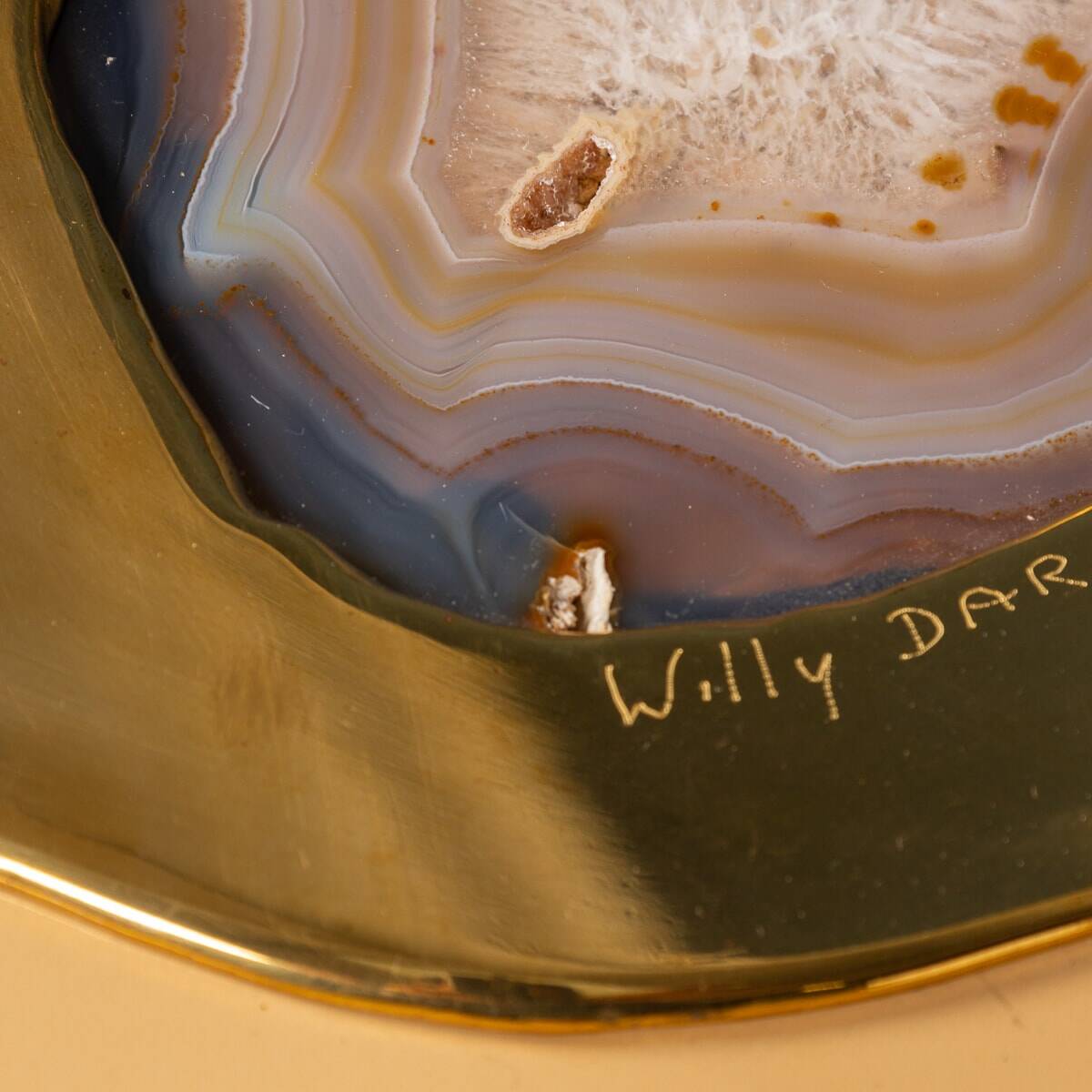 Une paire de tables d'appoint en bois laqué belge et en agate par willy daro c.1970