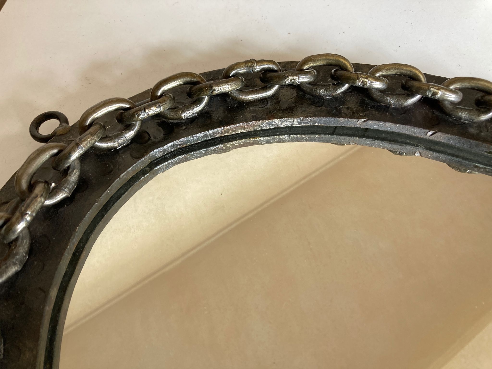 Miroir chaine brutaliste en fer battu 1960 h55cm