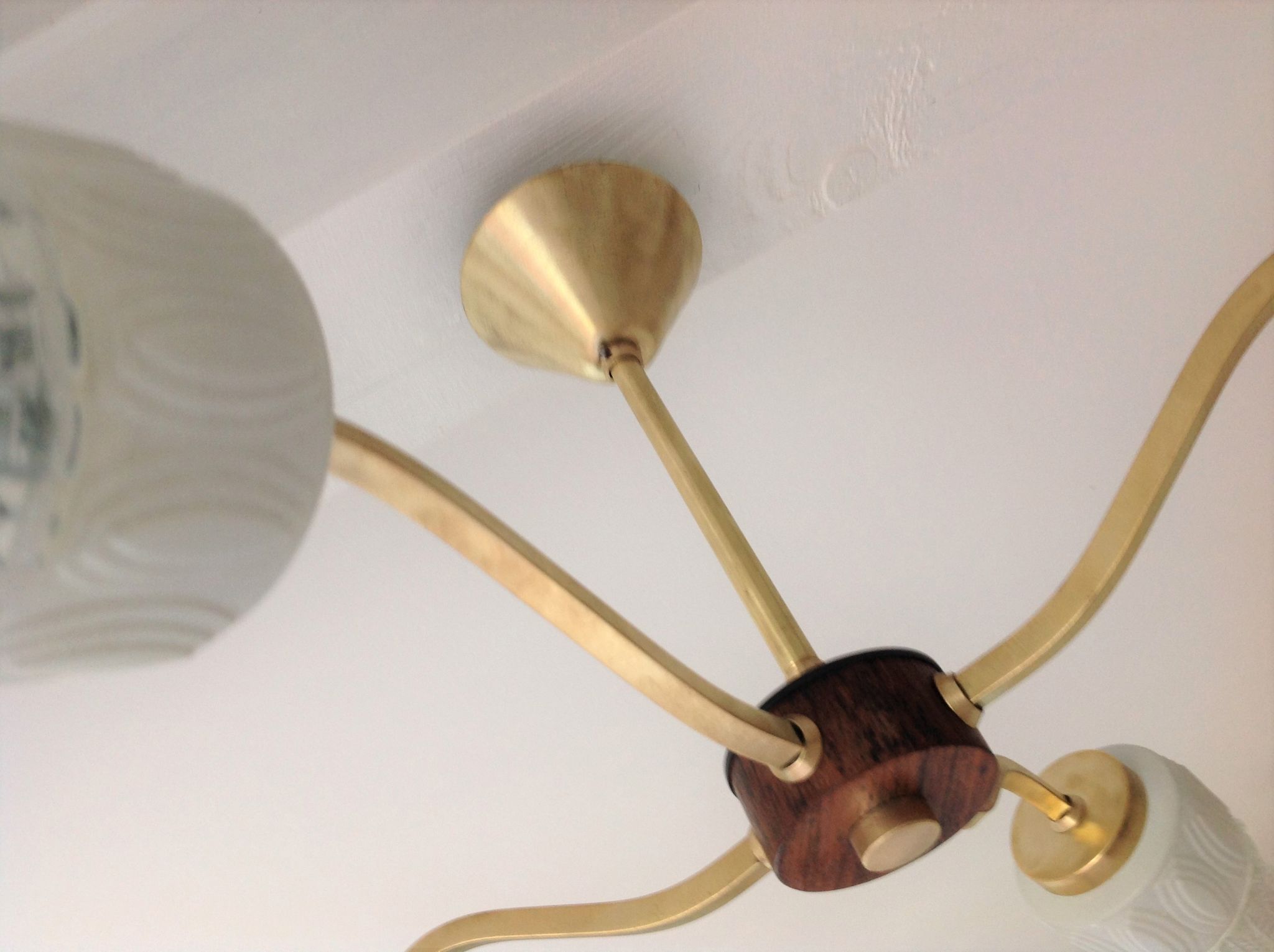 Four-burner chandelier in brass and two-tone glass Scandinavian style / vintage 60s-70s