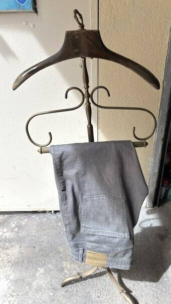 Night valet in brass and mahogany, neoclassical 20th century.