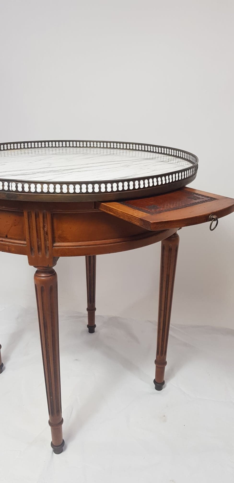 Tabel hot water bottle pedestal table Louis XVI style