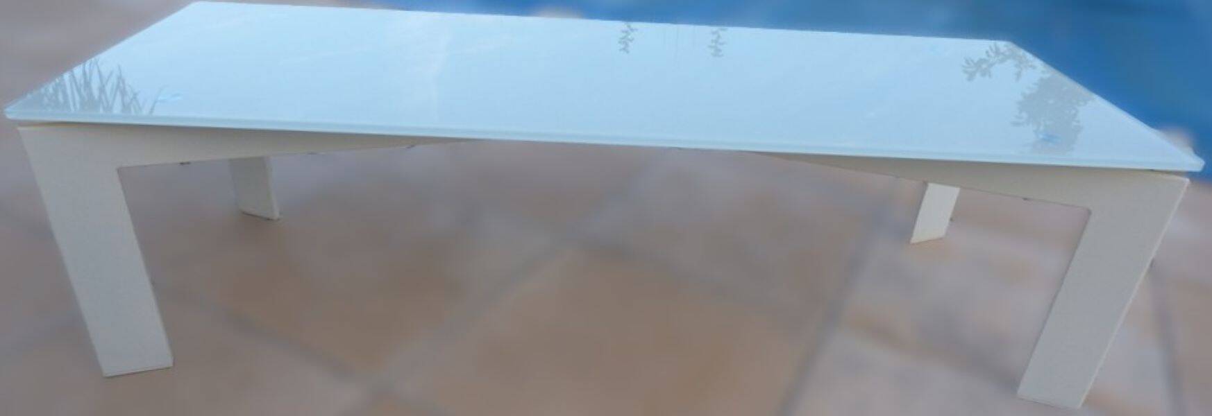 Long modern coffee table in glass and off-white metal - as new.