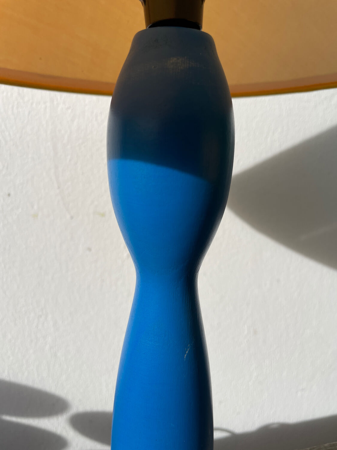 Blue and yellow turned wood lamp SCE 1990