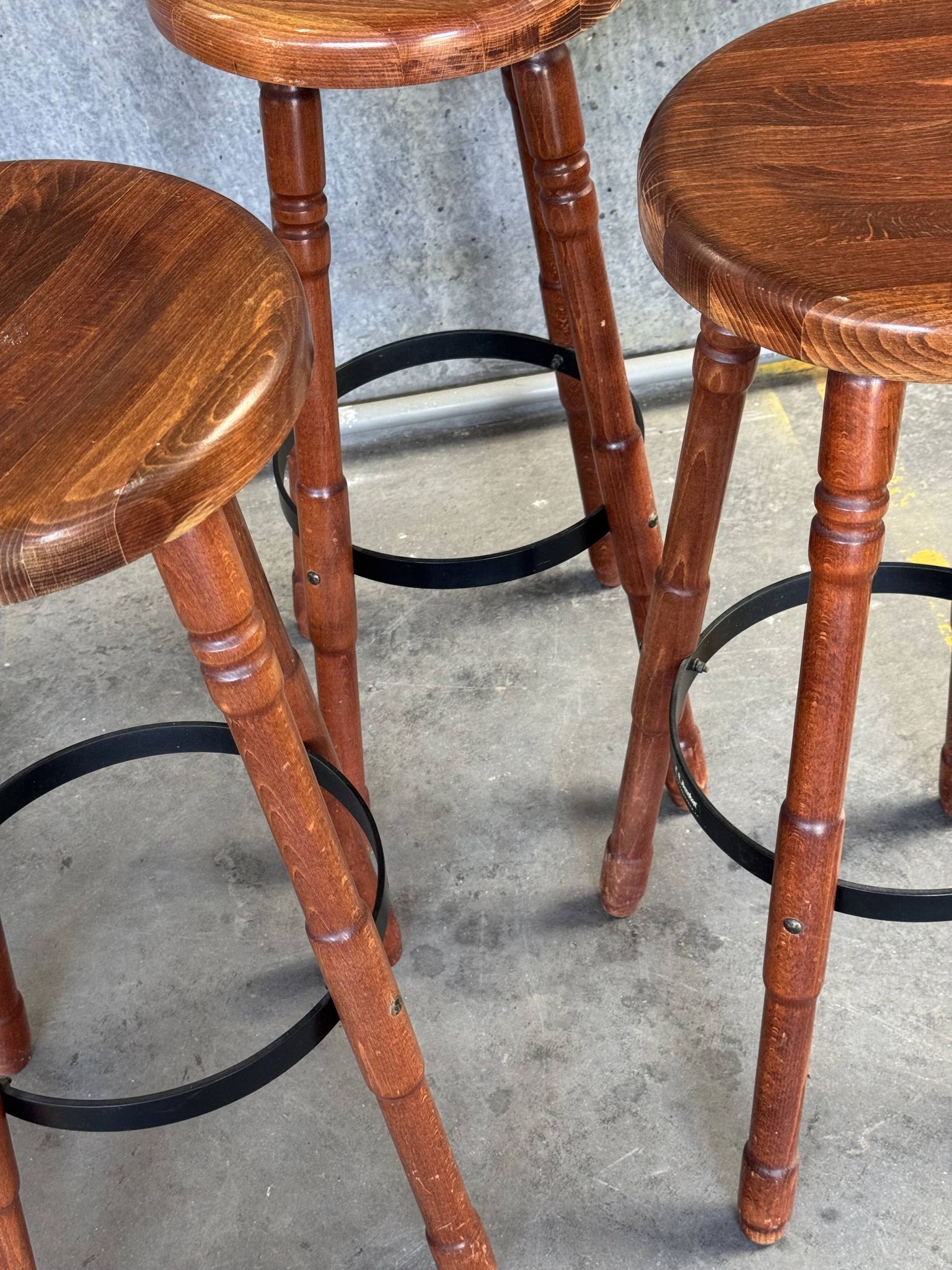 Trio de tabourets de bar en bois Bernkop