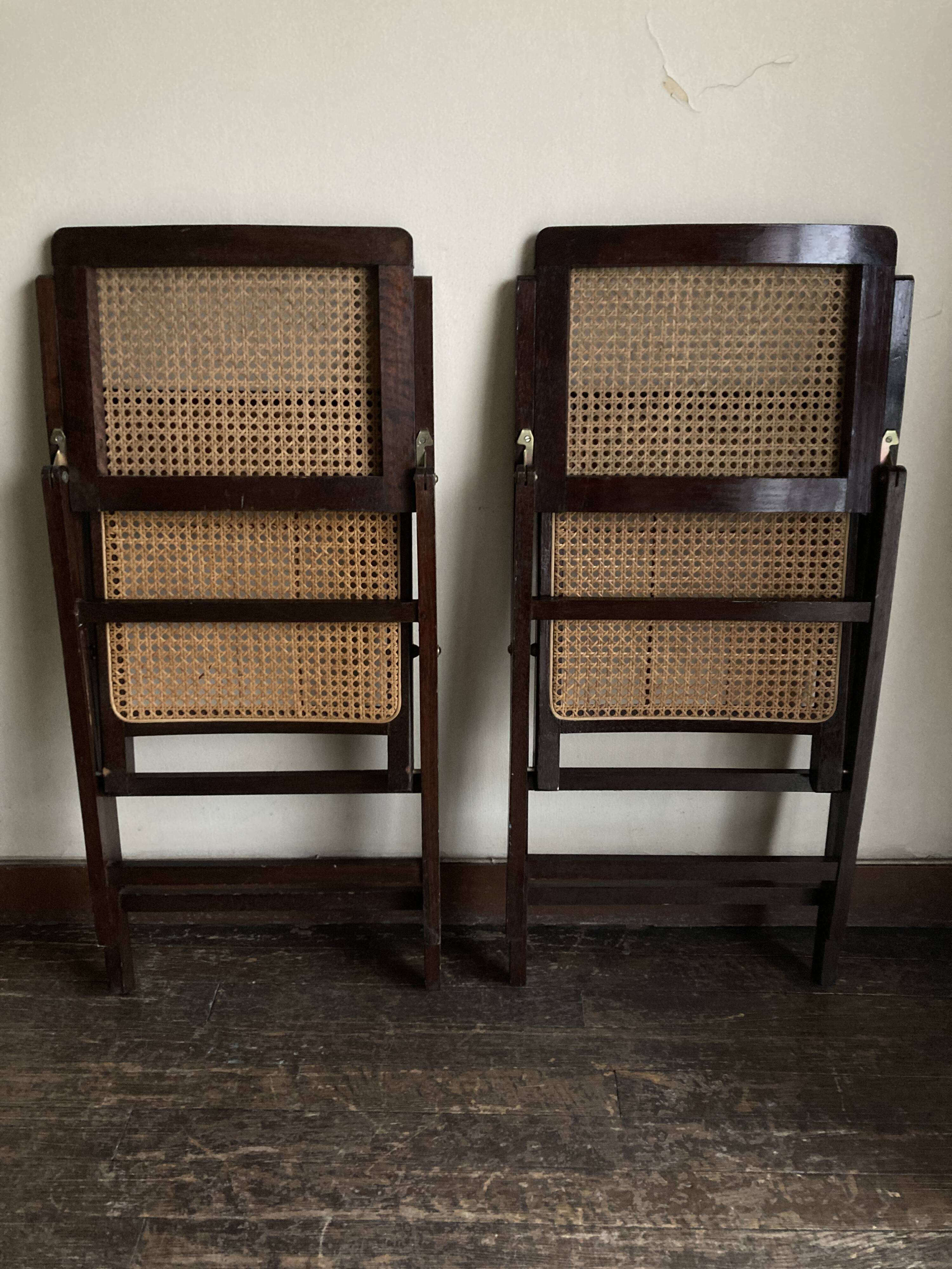 Paire de chaises pliantes cannées 1960