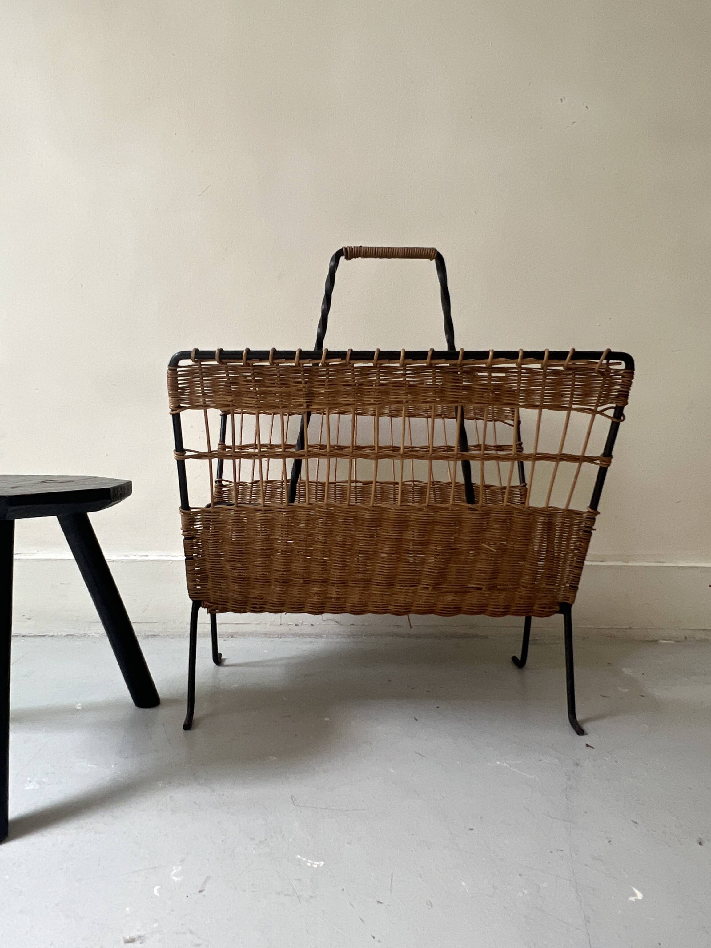 Porte revue en fer forgé noir et rotin dlg Raoul Guys, 1950