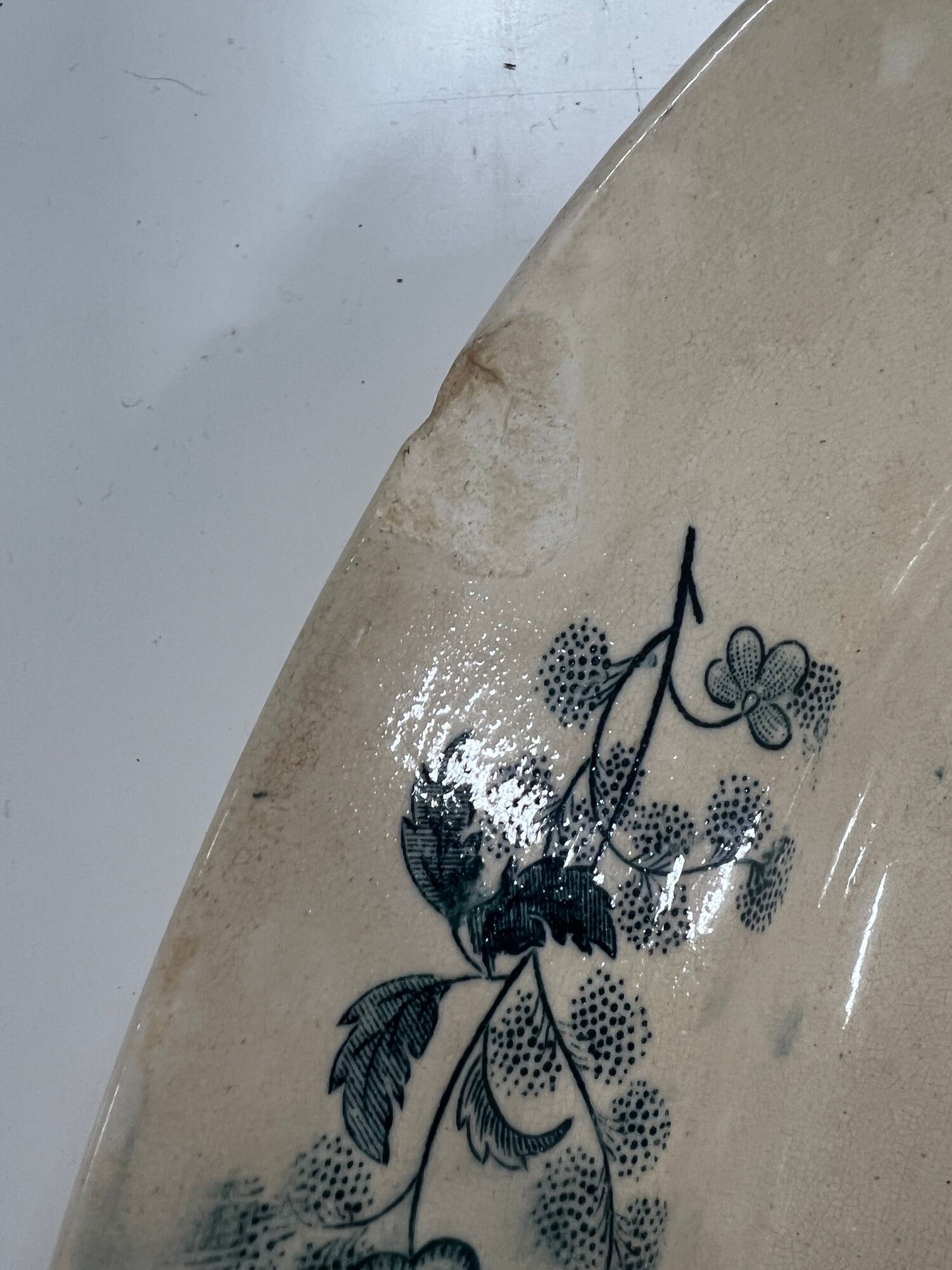 Plat ovale en porcelaine longwy signé yeho