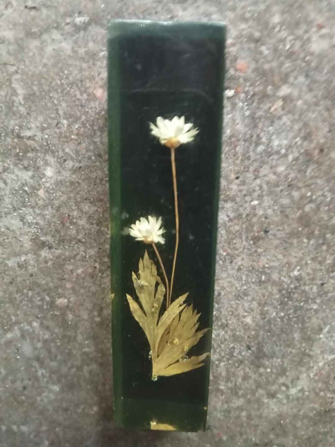 Knife holders in bakelite and gold leaf