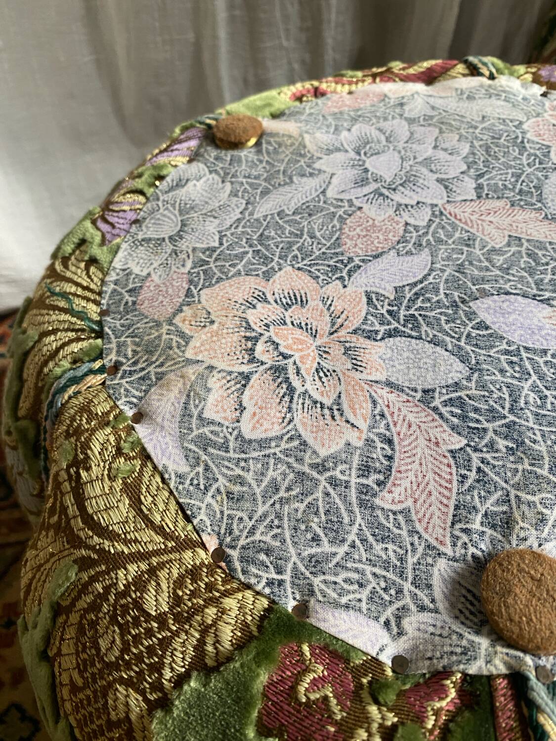 Duo de poufs en velours fleuri
