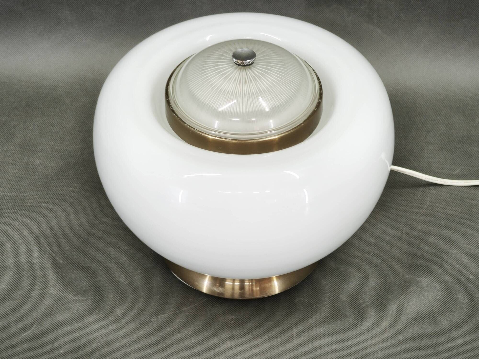 Lampe de table en verre blanc de l'ère spatiale italienne des années 1970