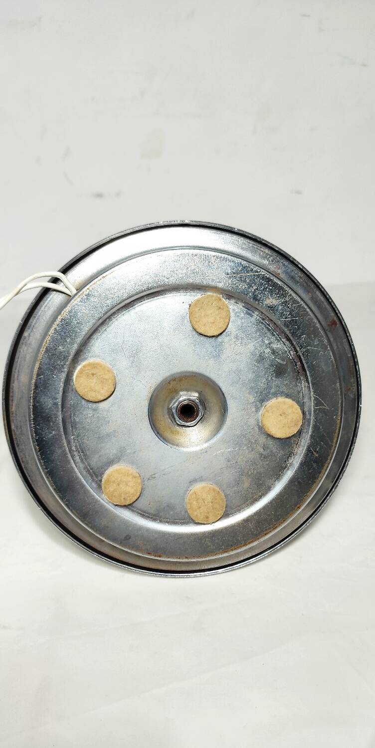 Lámpara de mesa metálica. España, 1970s.