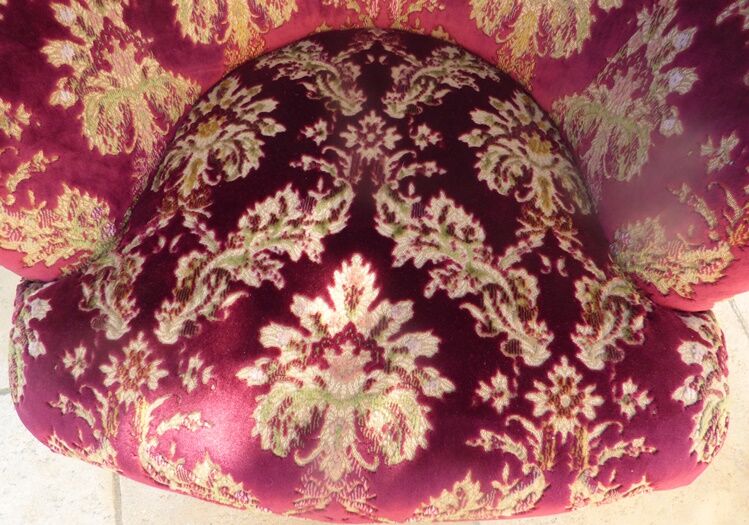 Velvet toad with backrest and firm seat in burgundy red color