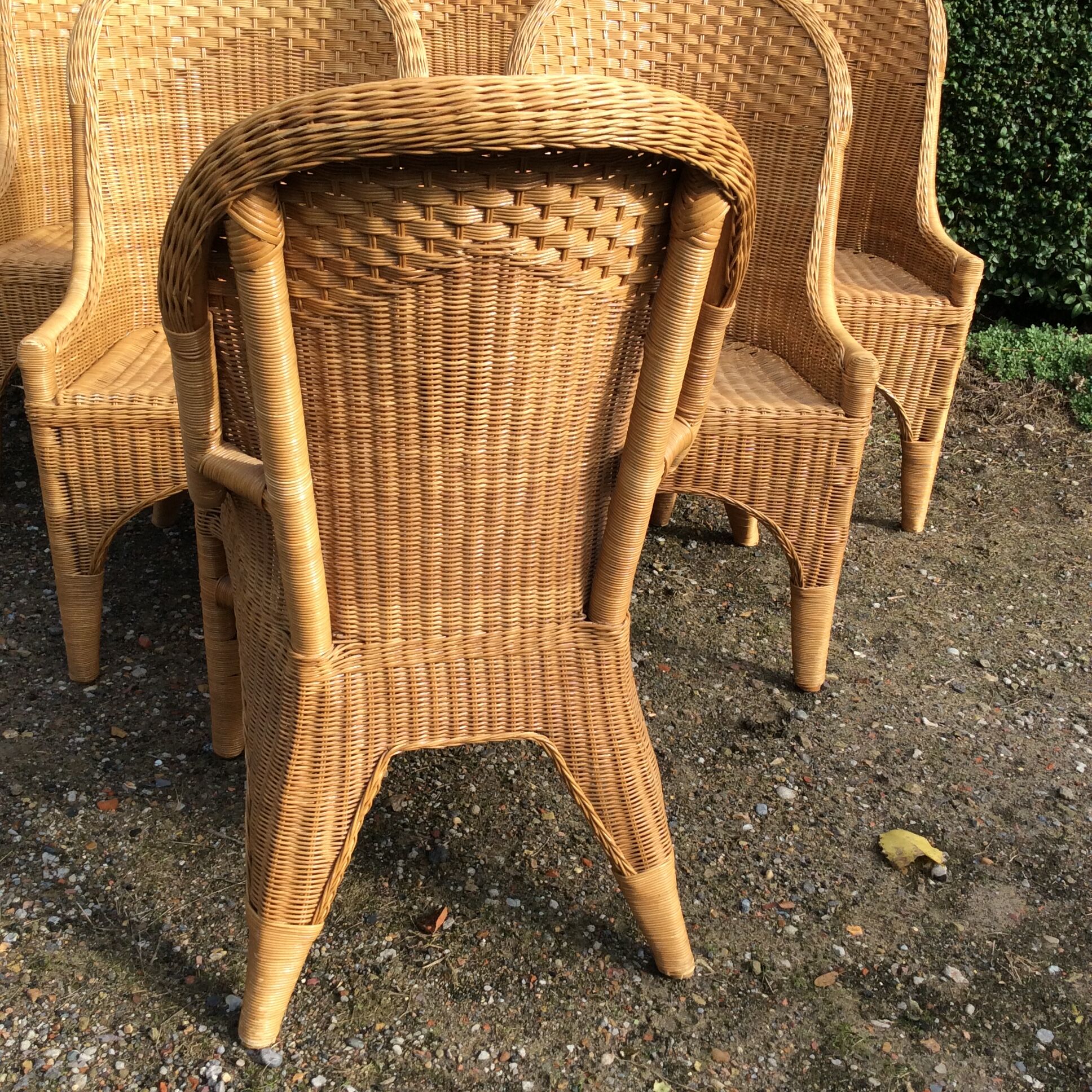 Vintage rattan set dining table and its 6 chairs