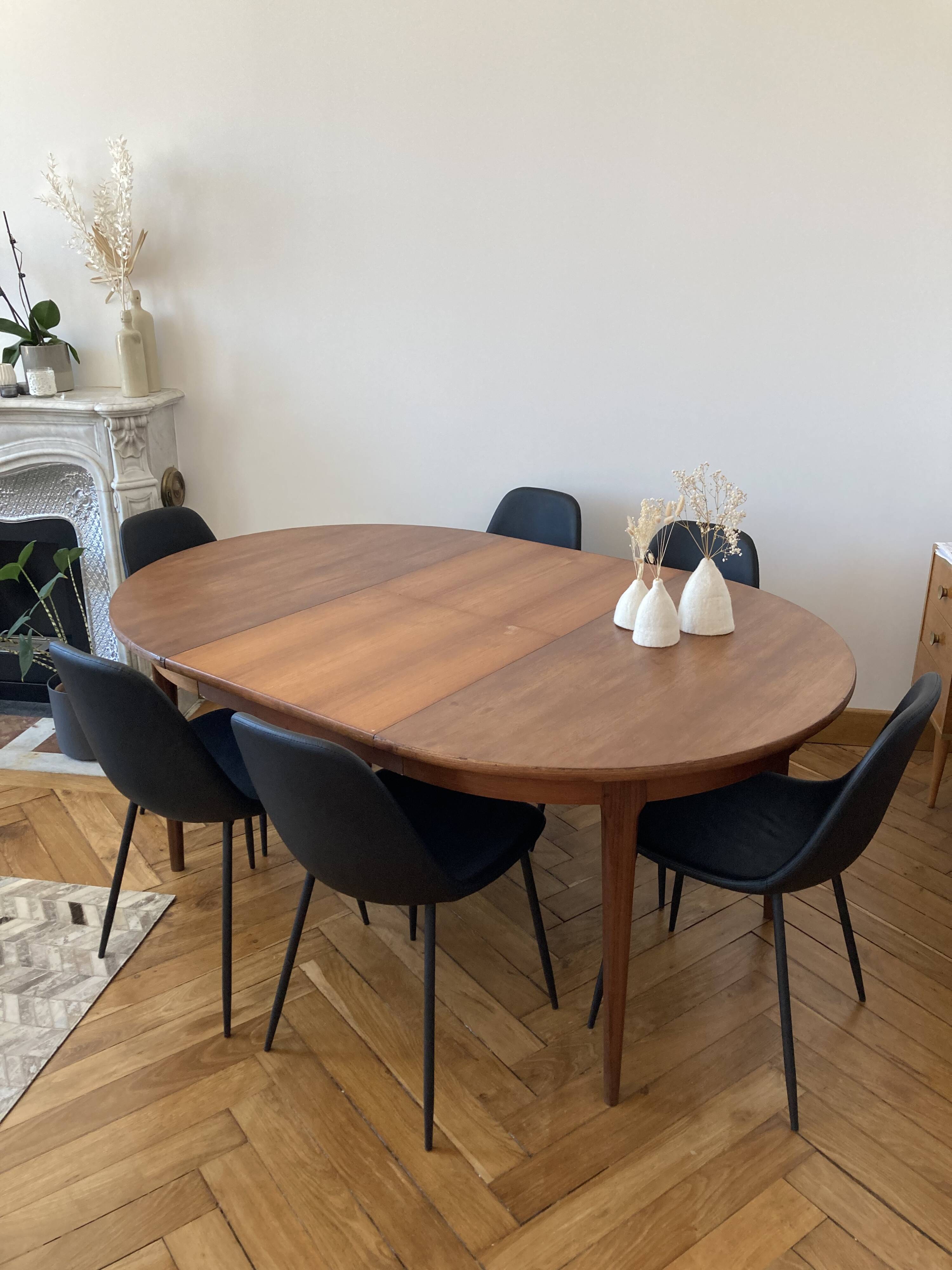 Extendable Scandinavian table