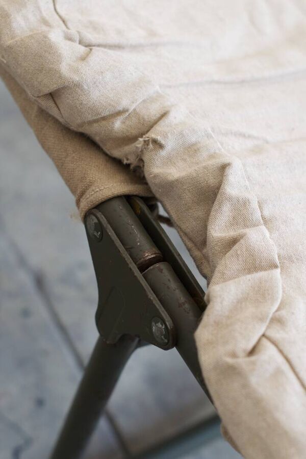 Transat repos lit de camp armée française avec matelas et sac / Jardin 1960