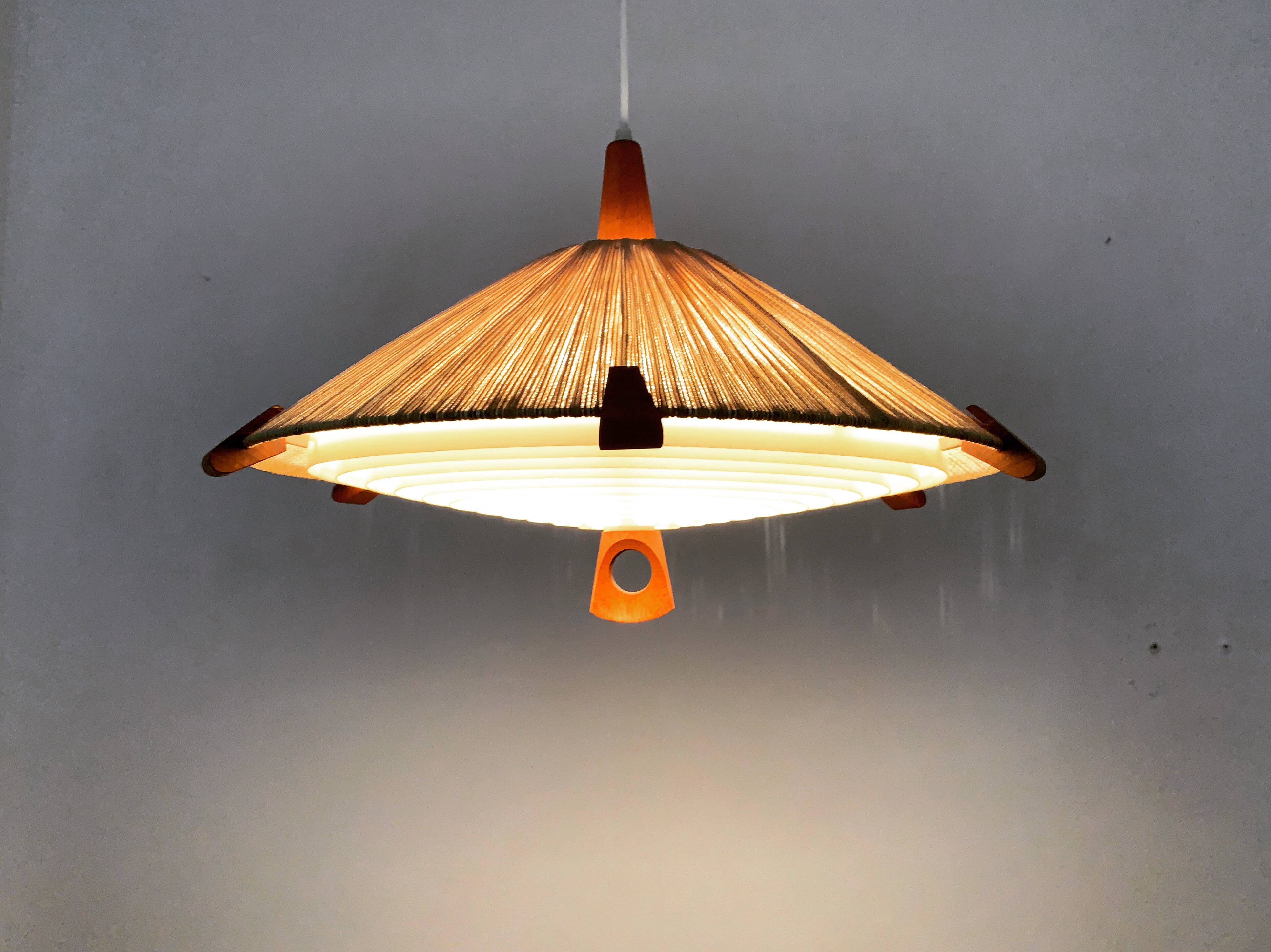 Suspension en sisal et teck par Temde