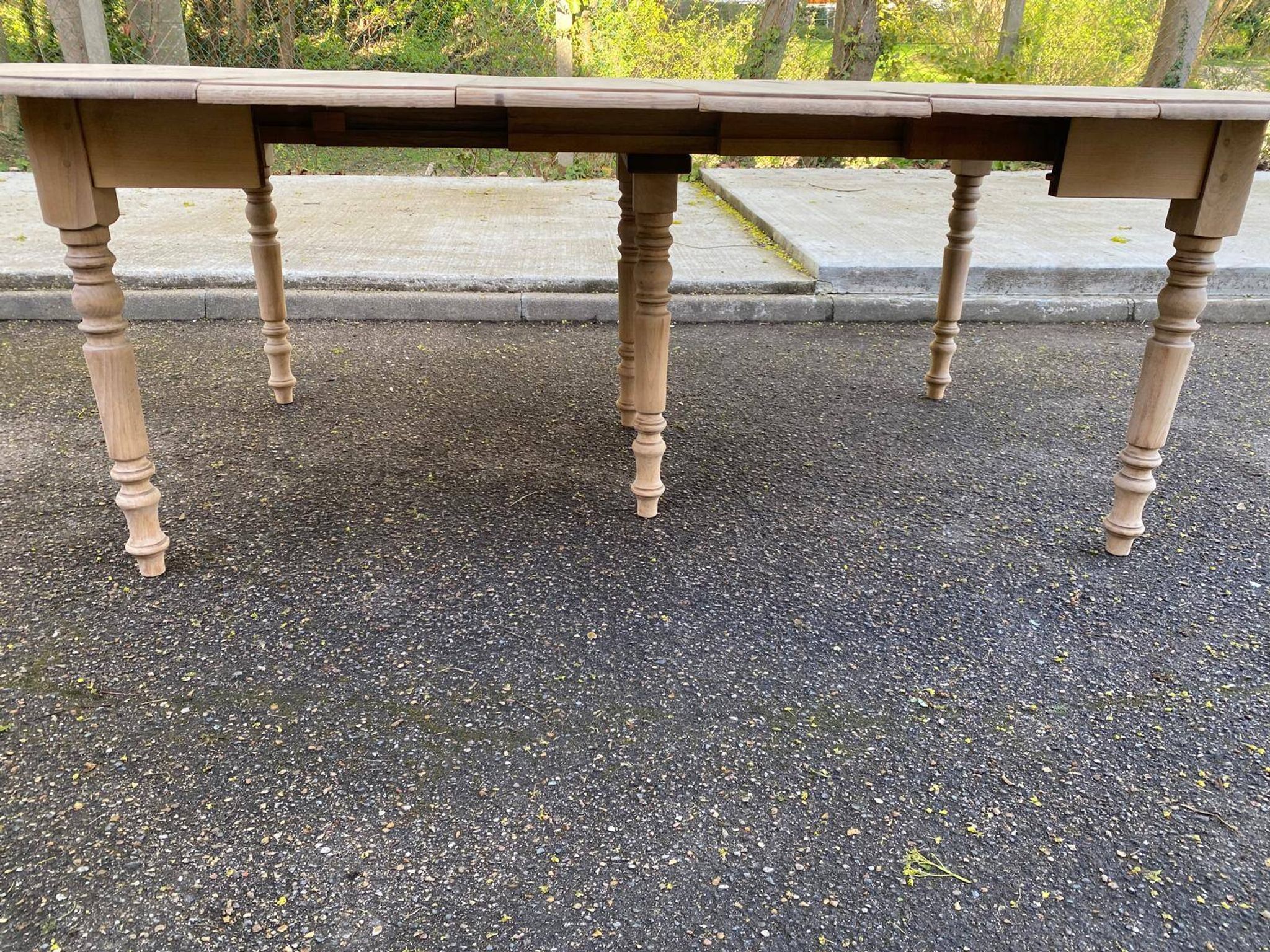 Table à manger ronde extensible Louis Philippe à volets rénovée avec 4 rall