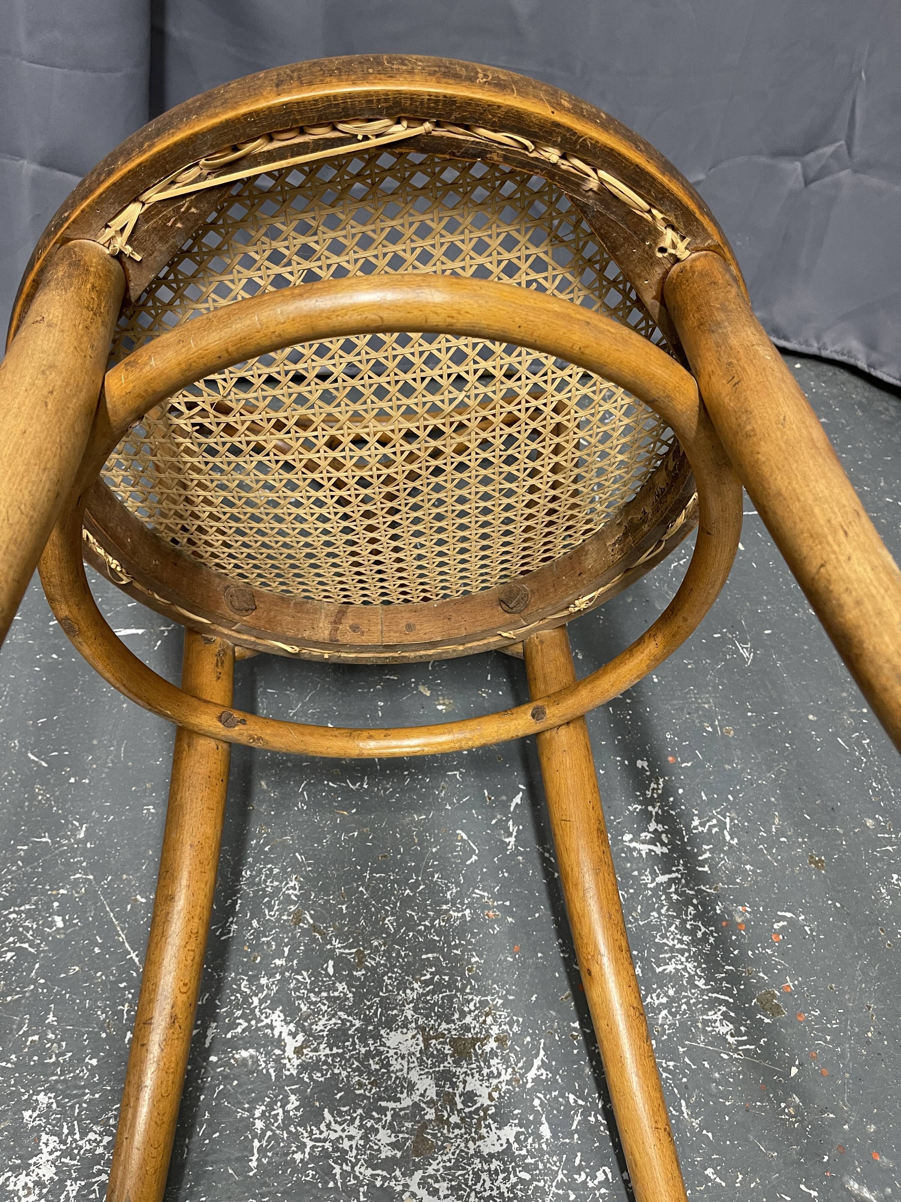Paire de chaises Thonet n 19 estampillées thonet