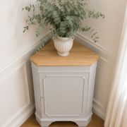Vintage English corner cabinet sublimated in pearl grey.