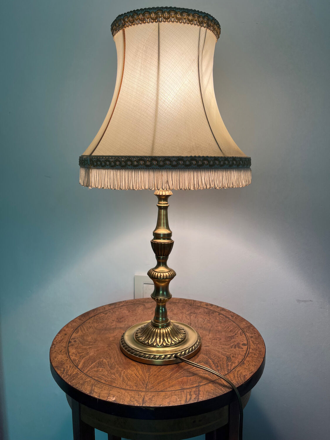 Bronze foot bedside lamp