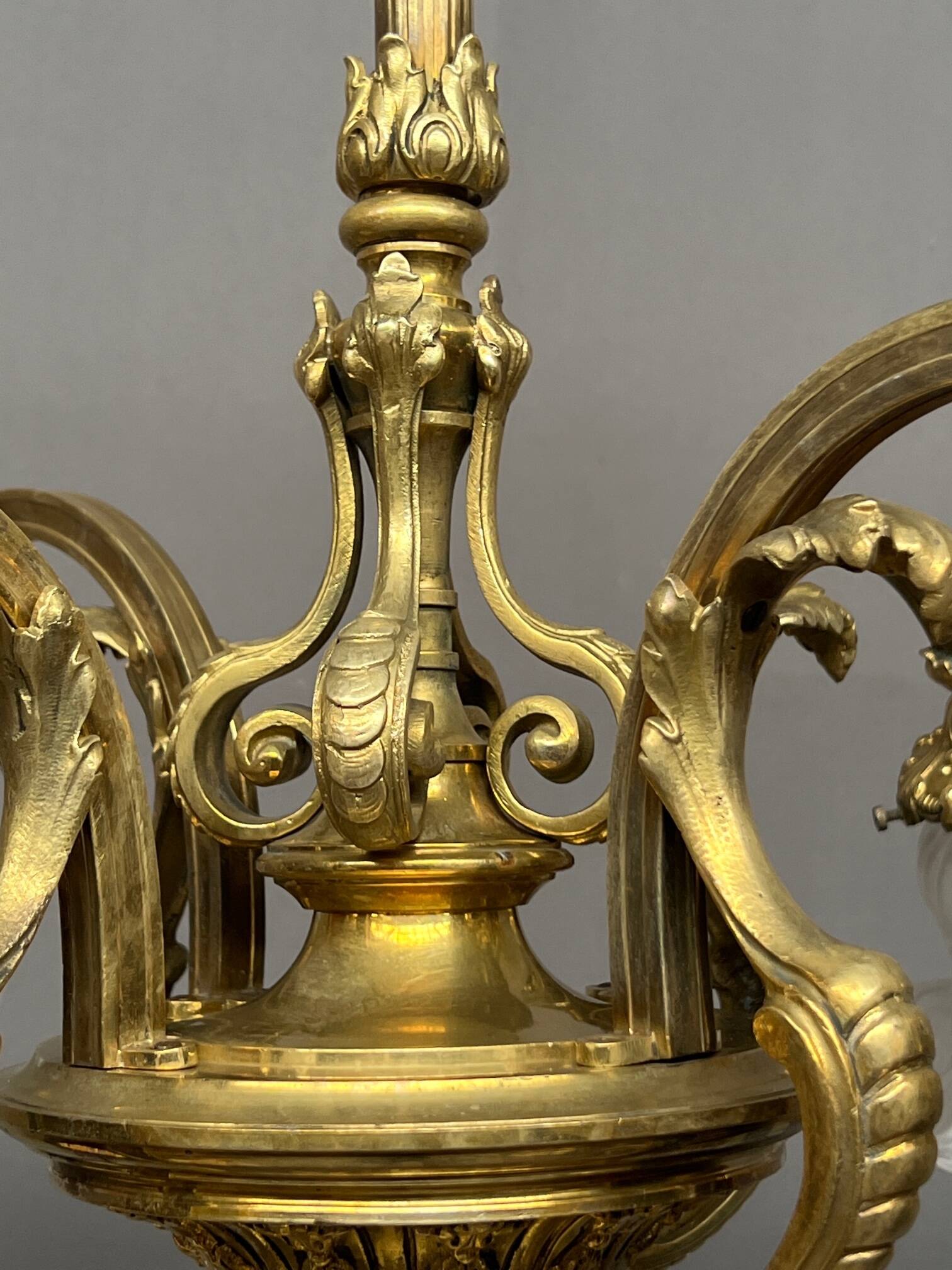 Lustre ancien en bronze massif doré.