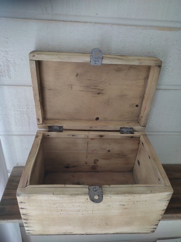 Wooden box aero-gummed chest storage deco