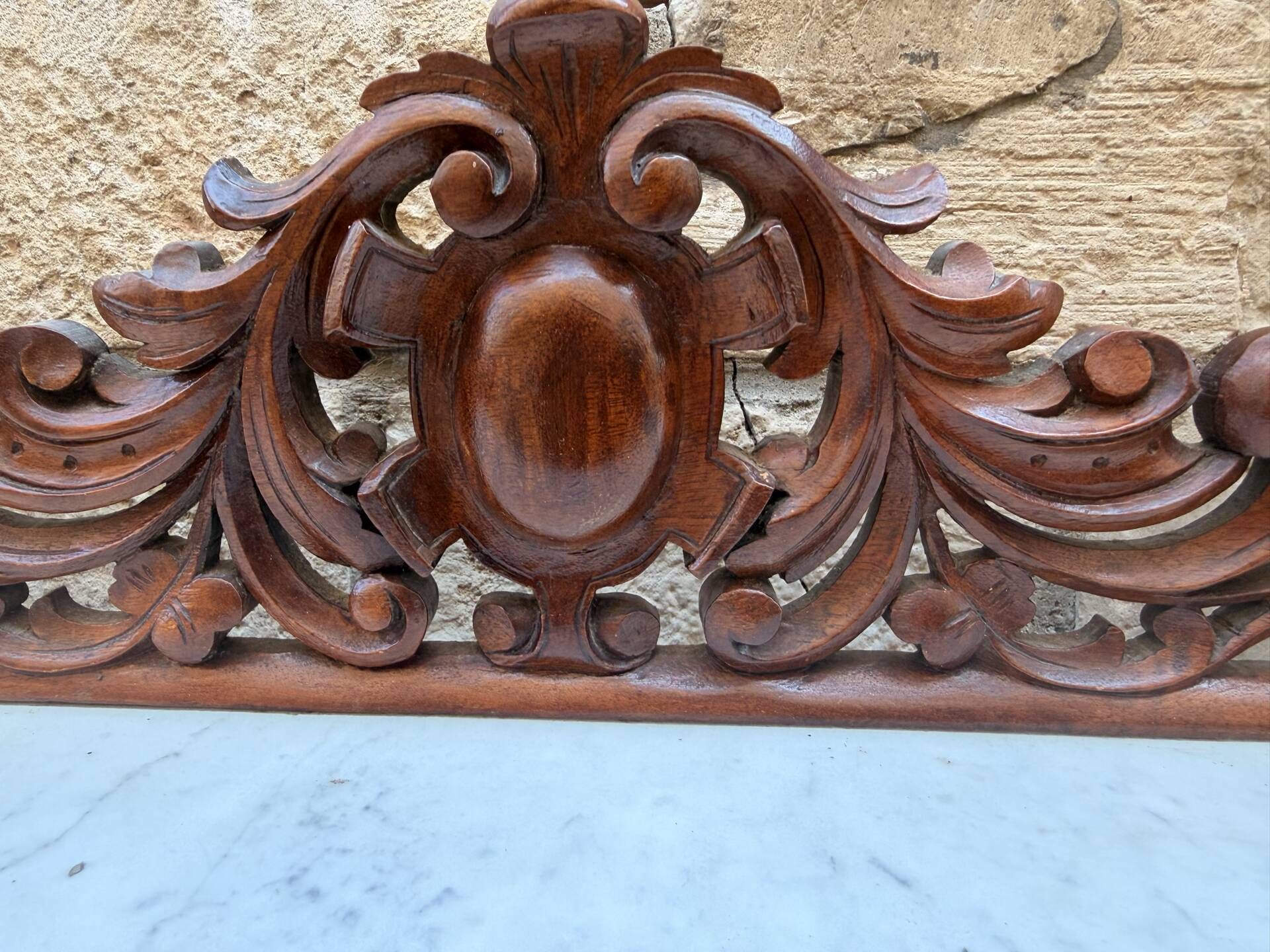 Petite étagère murale/console d’appoint Napoléon III — noyer sculpté e