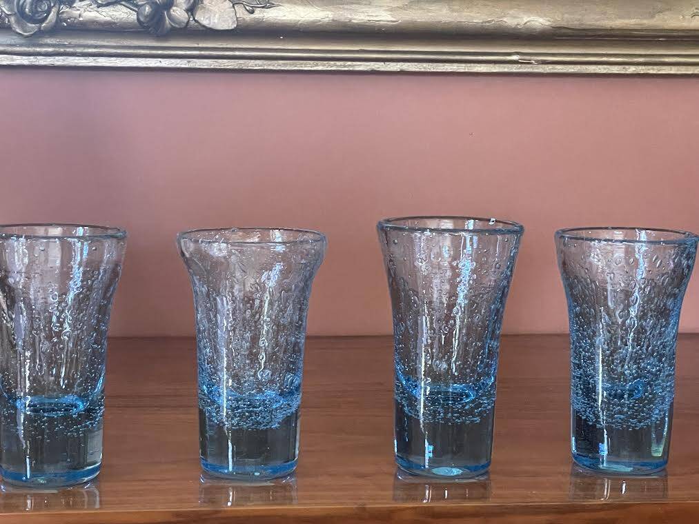 Lot de 4 verres soufflé bleux.