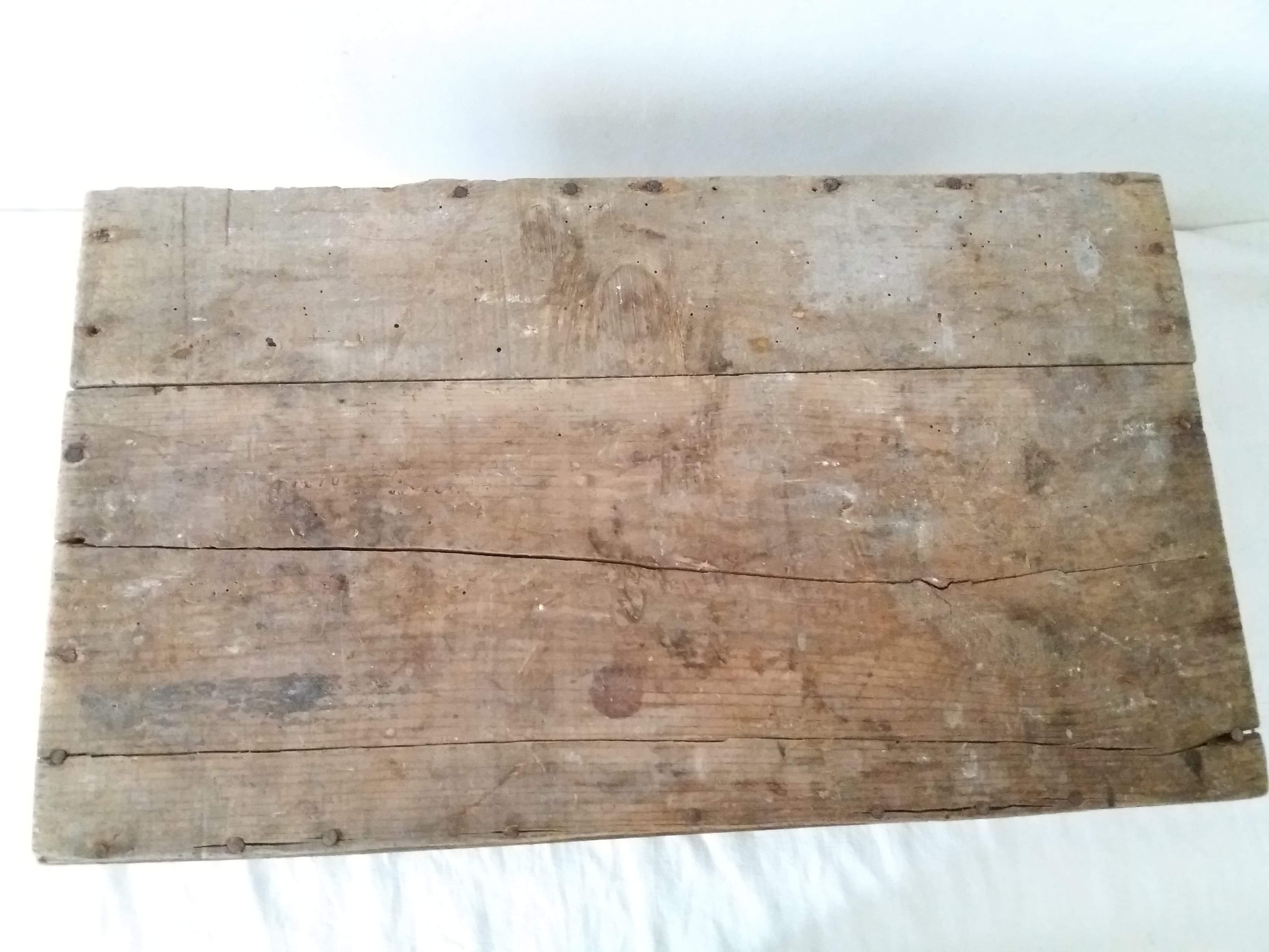 Ancienne caisse publicitaire en bois LUX