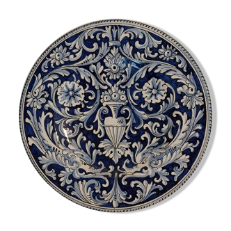 Decorative plate in white blue decoration