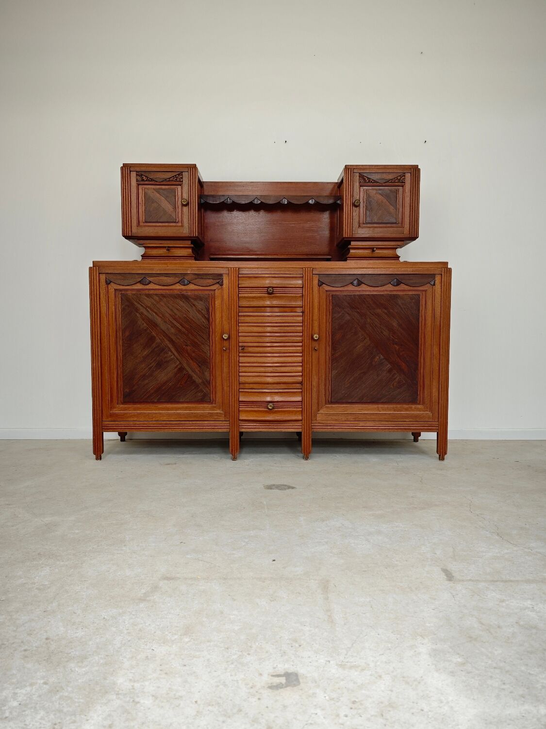 Buffet haut art and craft Art déco français en bois blond 1950 1960