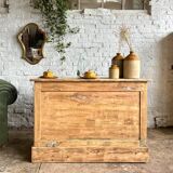 Old small wooden counter