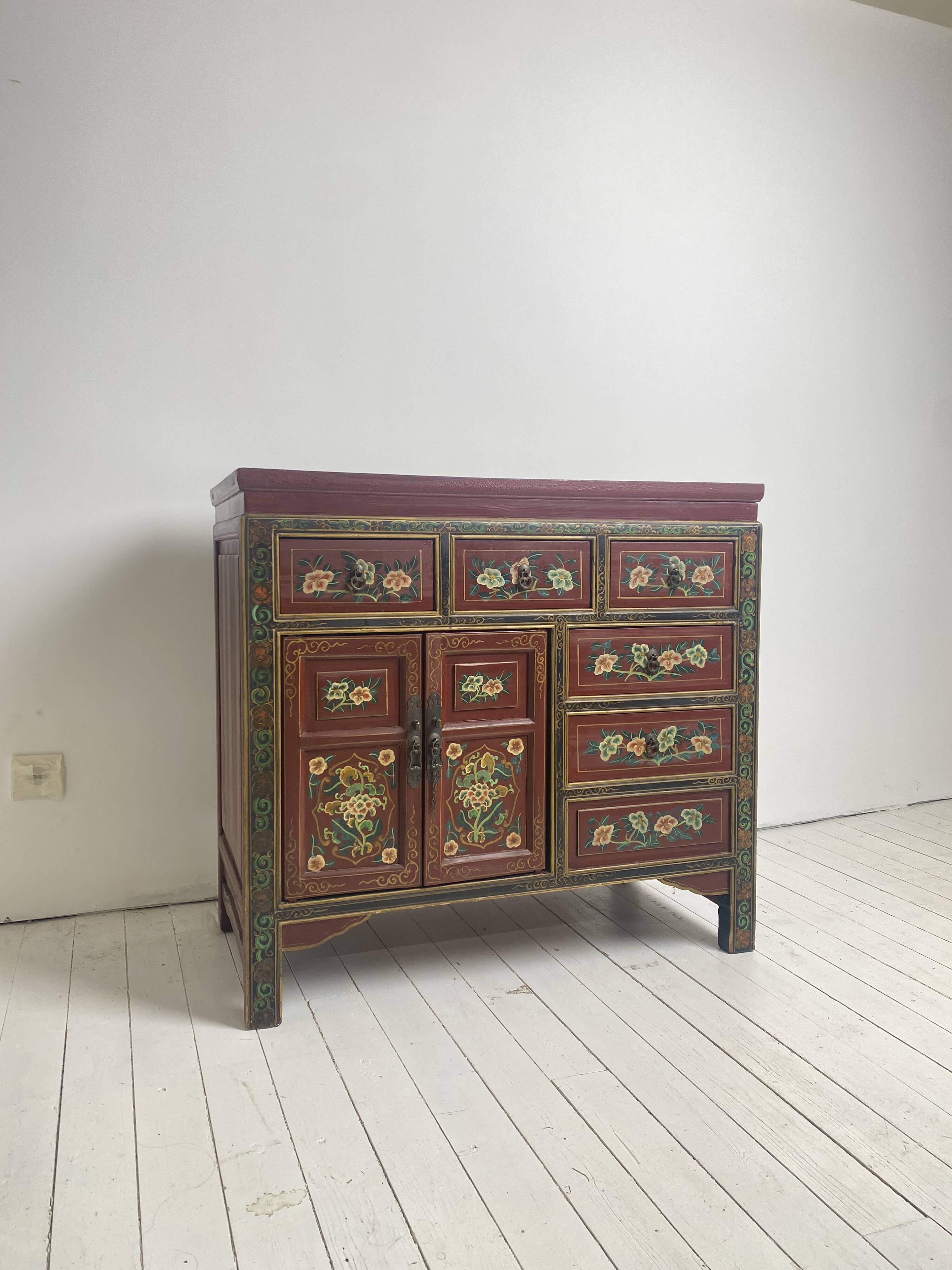 Buffet chinois vintage peint à la main, meuble rouge à décor floral