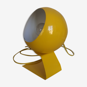 Lampe boule en métal peint en jaune sur support fil en coton