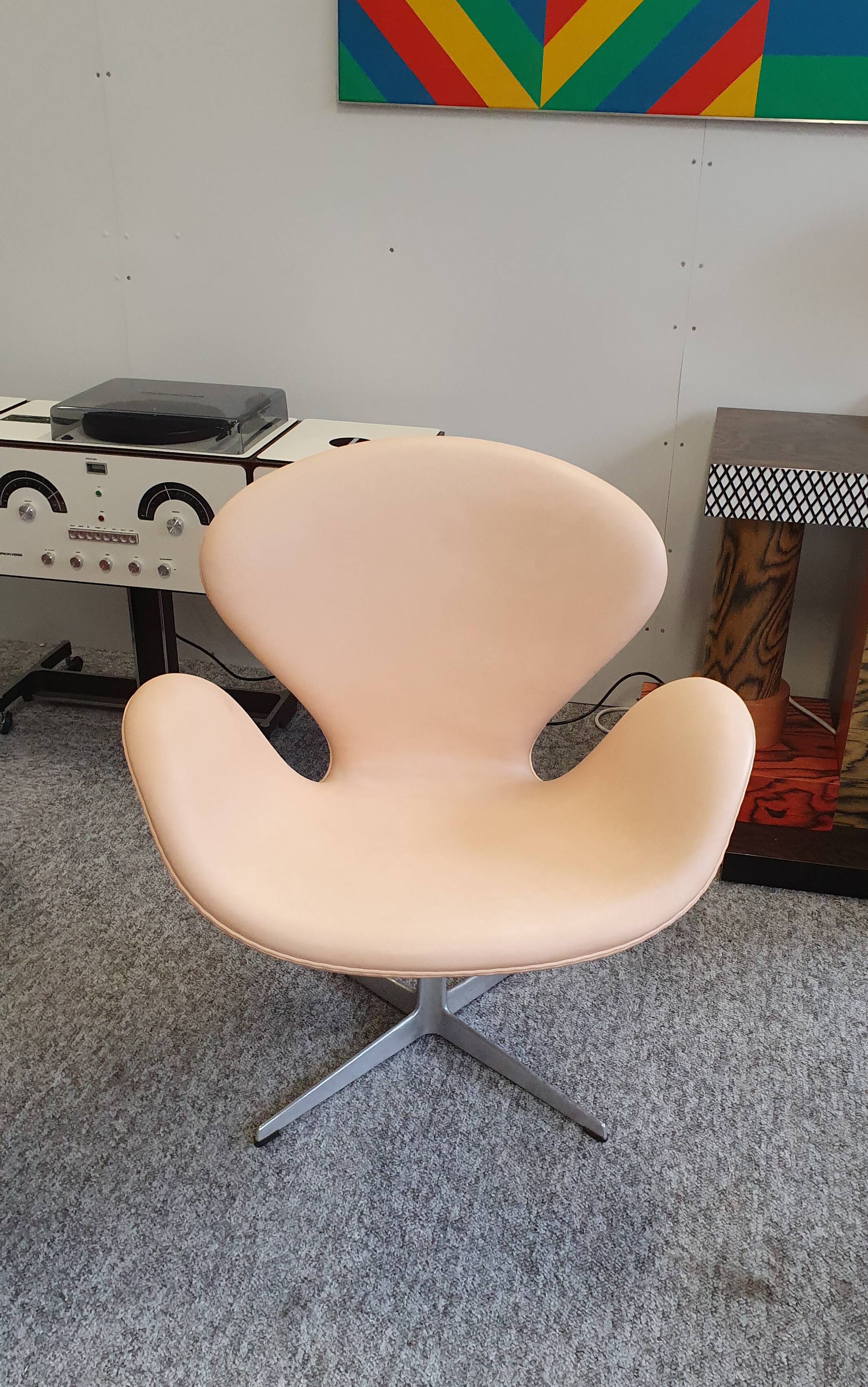 Arne Jacobsen natural leather swan chair by Fritz Hansen